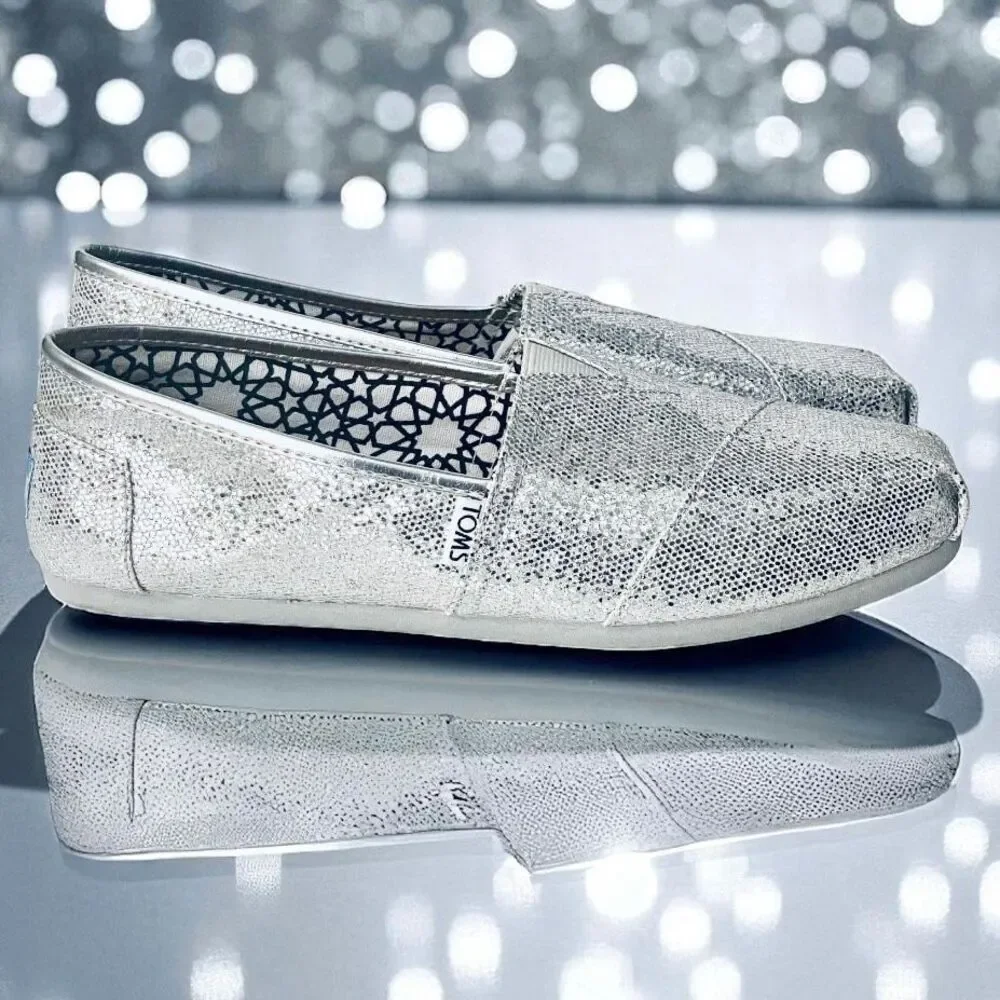 NWT Gorgeous TOMS 9.5 Silver Glitter Sparkly Alpargatas Flat Loafers Comfy Shoes